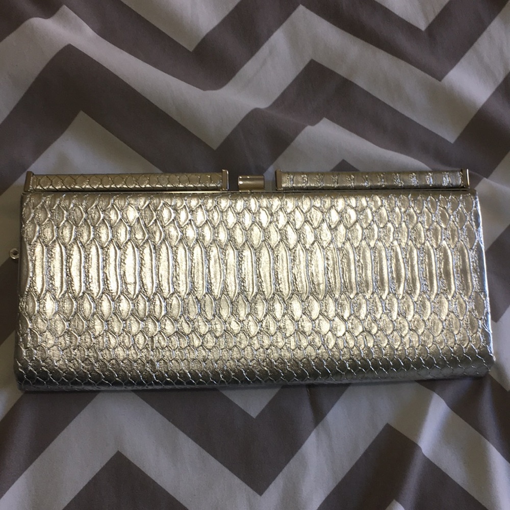 Gorgeous silver snakeskin print clutch